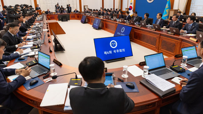 이 대통령은 지난 23일 국무회의에서 관리 부실로 농지까지 투기 대상이 돼 버린 현실을 지적하며 관계 부처를 질타했다. ⓒ 청와대
