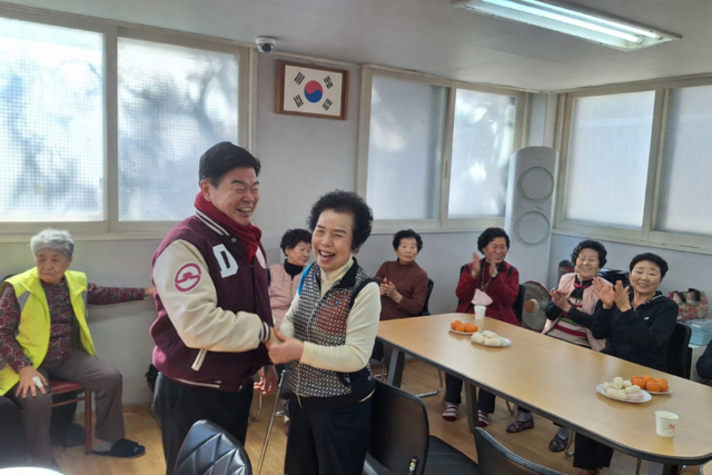 관내 노인정에서 지역 주민들을 만나고 있는 이필형 동대문구청장 ⓒ 동대문구