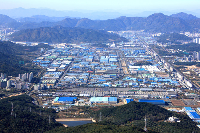 불모산에서 바라본 창원국가산단 전경. ⓒ 창원시