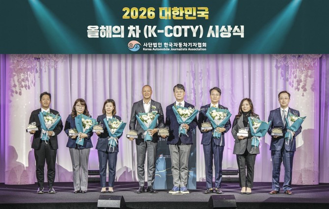  2026 대한민국 올해의 차(K-COTY) 시상식에서 상을 받은 자동차 브랜드 임직원들이 수상의 기쁨을 함께 하고 있다. ⓒ 한국자동차기자협회