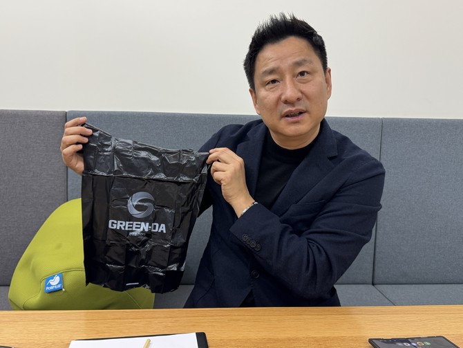 황규용 그린다 대표가 튀김 부스러기로 만든 생분해 비닐을 소개하고 있다. = 김우람 기자