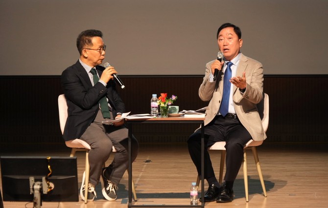 최구식 진주시장 출마자가 북 콘서트에서 진주의 미래발전에 대해 설명하고 있다. ⓒ 프라임경제