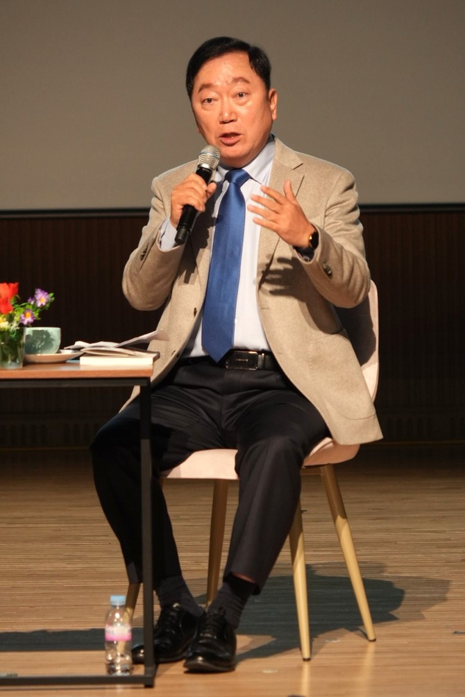 더불어민주당 최구식 진주시장 출마자가 본인의 저서에 대해 설명하고 있다. ⓒ 프라임경제
