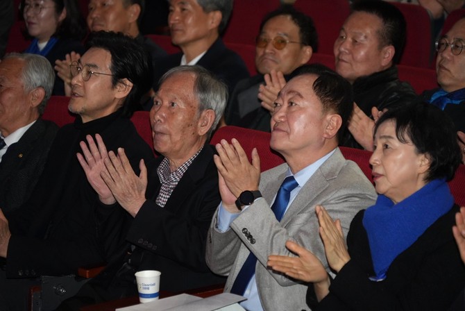 진주어른 김장하 선생과 최구식 출마자가 김재경 전의원의 축사에 화답하고 있다. ⓒ 프라임경제