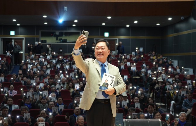 더불어민주당 최구식 진주시장 출마자가 객원들과 마지막을 함께하고 있다. ⓒ 프라임경제