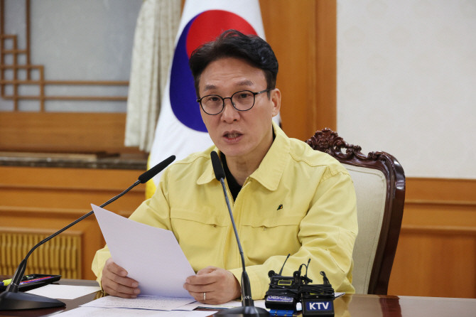 김민석 국무총리가 지난 1일 서울 종로구 정부서울청사에서 열린 중동 상황점검 관련 긴급 관계부처회의를 주재하고 있다. Ⓒ 연합뉴스