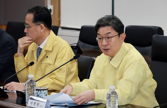 이억원 금융위원장이 3일 오전 서울 종로구 정부서울청사에서 재정경제부, 한국은행, 금융감독원, 산업은행, 기업은행, 신용보증기금, 한국거래소, 국제금융센터 등과 함께 개최한 중동상황 관련 관계기관 합동 '금융시장 상황점검회의'에서 최근 중동 지역 내 지정학적 불확실성 확대에 따른 경제 및 금융시장 영향을 점검하고, 중동지역 수출 취약 중소·중견기업 지원방안 등 향후 대응방안을 논의했다. ⓒ 금융위원회