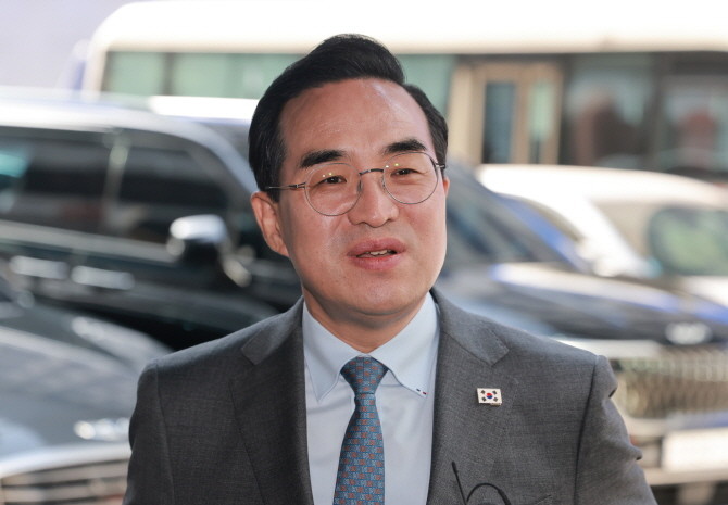 박홍근 더불어민주당 의원이 지난달 23일 서울 영등포구 여의도 더불어민주당 중앙당사에서 열린 광역단체장 후보 면접에 참석하며 취재진 질문에 답하고 있는 모습. © 연합뉴스