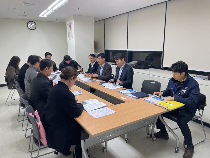 남해군이 해양수산부 수산자원정책과를 방문해 수산자원보호구역 육지부로 지정된 지족·광천·서대 일원 구역과 해면부로 지정된 구역 중 매립지인 당저지구 일원에 대한 해제 문제를 협의하고 있다. ⓒ 남해군