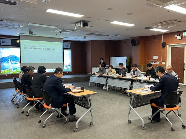 남해군이 종합사회복지관 지하 다목적홀에서 '고령친화도시조성위원회'를 개최하고, '제2기 남해군 고령친화도시조성' '2025년도 연차별 시행계획'의 실행결과를 심의하고 있다. ⓒ 남해군