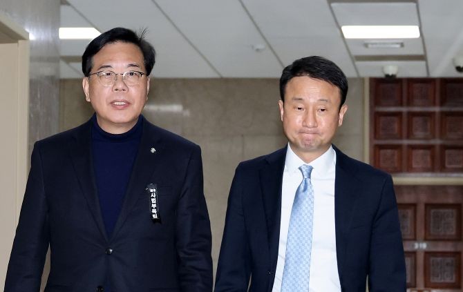 한병도 더불어민주당 원내대표와 송언석 국민의힘 원내대표가 3일 국회 운영위원장실에서 회동하기 위해 이동하고 있다. © 연합뉴스