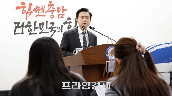 김태흠 충남지사가 4일 충남도청 브리핑실에서 대전·충남 행정통합 특별법 처리 무산과 관련해 기자회견을 개최하고 있다. ⓒ 프라임경제
