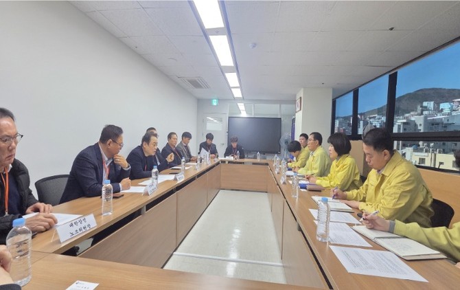 3월 4일 미국·이스라엘과 이란 간의 군사적 충돌로 인한 고립된 선원에 대한 논의 중인 해양수산부와 전국해운노동조합협의회. ⓒ 전국해운노동조합협의회
