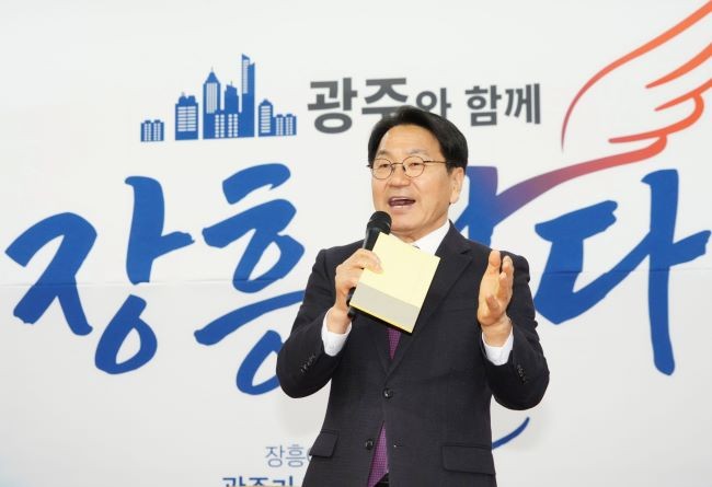 강기정 광주광역시장이 5일 장흥군민회관 대회의실에서 열린 '광주전남 통합 장흥군 상생토크'에 참석해 광주전남 통합의 필요성과 장흥군 발전 방안에 대해 군민들과 소통하고 있다. ⓒ 광주광역시