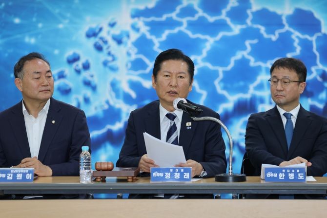 정청래 더불어민주당 대표가 6일 전남 영광농협에서 열린 최고위원회의에서 발언하고 있다. © 연합뉴스