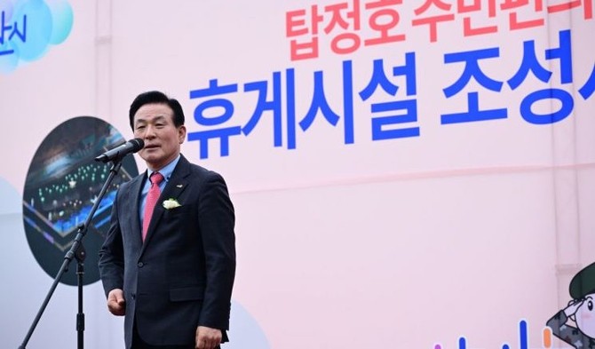 백성현 논산시장이 지난 6일 열린 탑정호 주민편의휴게시설 조성사업 기공식에서 인사말을 하고있다. ⓒ 논산시청