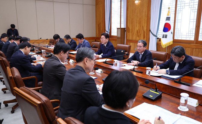 이 대통령은 중동 상황과 관련해 9일 청와대 본관에서 '비상경제점검회의'를 주재하고 이에 대한 대책을 논의했다. ⓒ 연합뉴스