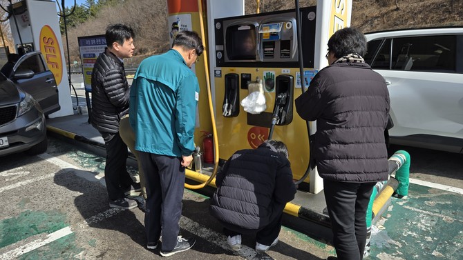 창원시의 '주유소 긴급 합동점검' 현장 사진. ⓒ 창원시