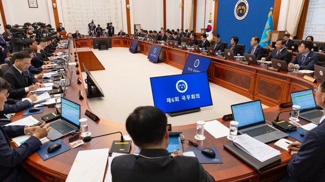 이 대통령은 10일 청와대 본관에서 주재한 국무회의에서 중동 상황을 언급하며 민생 현장의 부담을 덜기 위한 정책을 적극 발굴하라고 지시했다. ⓒ 연합뉴스