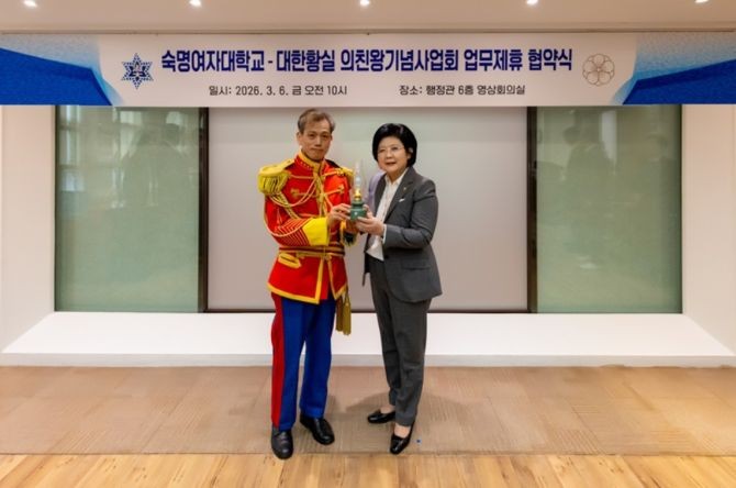 지난 6일 서울 용산구 숙명여대 행정관에서 열린 ‘숙명여대-의친왕기념사업회 업무협약식’에서 문시연 숙명여대 총장(오른쪽)과 이준 의친왕기념사업회 이사장이 기념 촬영을 하고 있다. ⓒ 숙명여대