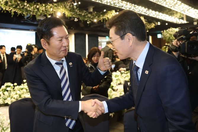 정청래 더불어민주당 대표와 민주당 서울시장 예비후보인 정원오 전 성동구청장이 지난 10일 서울 여의도 한국노총에서 열린 한국노총 창립 80주년 기념식에서 악수하고 있다. ⓒ 연합뉴스