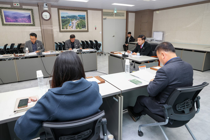 이상근 군수가 군청 중회의실에서 '고성공룡지질공원 인증 신청 용역 착수보고회'를 개최하고 있다. ⓒ 고성군