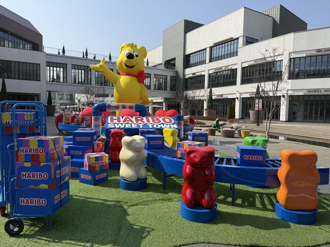 12일 현대프리미엄아울렛 김포점 1층 분수광장에 마련된 '하리보 스위트 타운' 팝업스토어 전경. = 이인영 기자