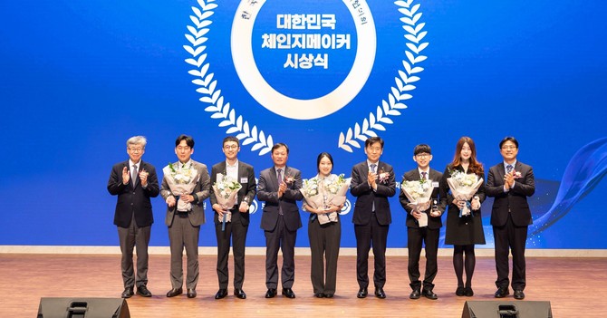 이재열 서울대학교 사회학과 교수(왼쪽 첫번째)와 이정복 서부발전 사장(네번째), 김현훈 한국사회복지협의회장(여섯번째), 김재중 국민일보 문화정책국장(아홉번째)이 수상자들과 기념촬영을 하고 있다. ⓒ 서부발전