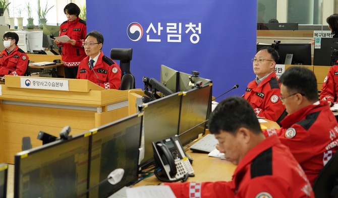 박은식 산림청장(왼쪽에서 세번째)이 대형산불 특별대책기간 운영에 앞서 범정부 차원의 관계기관 대책회의를 공동 개최하고 기관별 대응 태세를 점검하고 있다. ⓒ 산림청