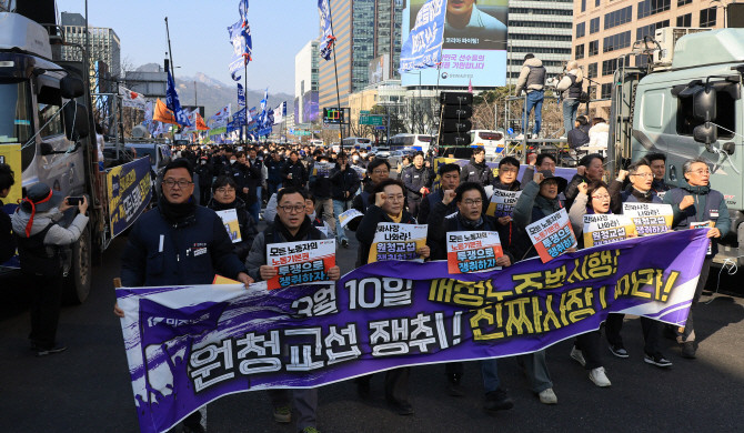 노란봉투법 시행 첫날인 10일 서울 세종로에서 열린 민주노총 투쟁 선포대회에서 집회를 마친 민주노총 조합원 등이 행진하고 있다. Ⓒ 연합뉴스