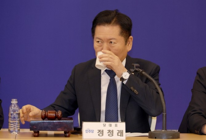 정청래 더불어민주당 대표가 13일 전북 순창군 발효미생물산업진흥원에서 열린 현장 최고위원회의에서 물을 마시고 있다. ⓒ 연합뉴스