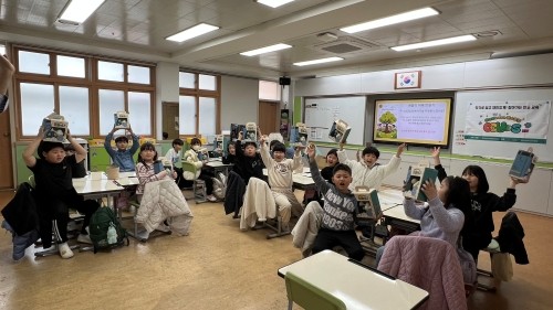 아이들이 방귀 가스를 포집해 화분에 심고 식물을 키워내는 과정을 직접 체험하고 있다. ⓒ 공발협