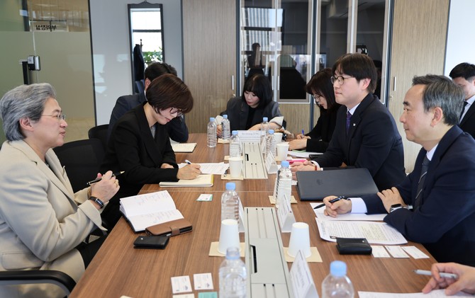 19일 국가과학기술자문회의에서 임문영 국가인공지능전략위원회 부위원장과 하정우 AI미래기획수석, 리사 수 AMD 최고경영자가 AI 협력방안에 대해 논의하고 있다. ⓒ 국가인공지능전략위원회