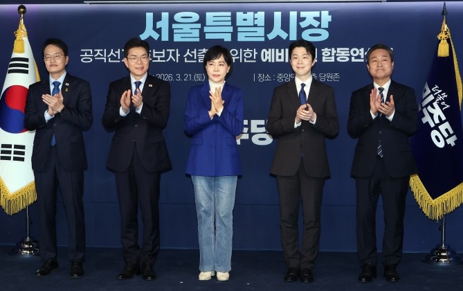 지난 21일 서울 영등포구 여의도 더불어민주당 당사에서 열린 서울시장 예비후보 합동연설회에서 예비후보들이 박수를 치고 있다. 왼쪽부터 박주민, 정원오, 전현희, 김형남, 김영배 예비후보. ⓒ 연합뉴스