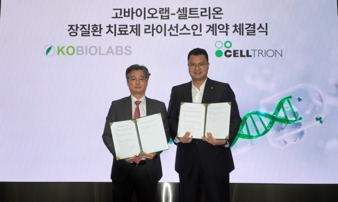 25일 인천 송도 연수구 셀트리온 글로벌생명공학연구센터에서 서진석 셀트리온 경영사업부 대표이사(오른쪽)와 고광표 고바이오랩 대표이사가 라이선스 협약을 체결하고 기념 촬영을 하고 있다. © 셀트리온