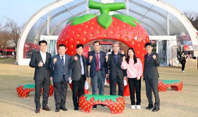 26일 2027 논산세계딸기산업엑스포의 성공 개최를 위한 현장 점검을 진행 후 기념촬영을 하고 있다. ⓒ 의회사무국