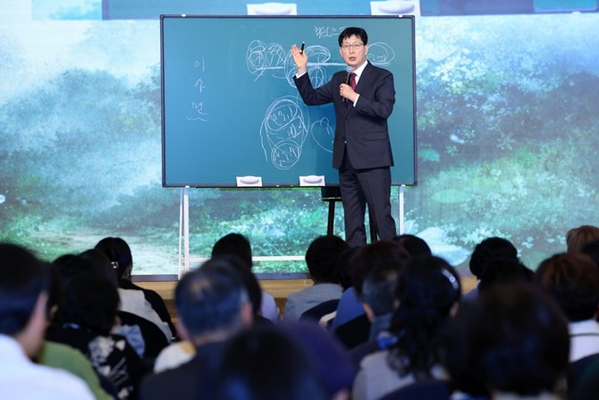 이상면 천지일보 대표이사·발행인이 27일 서울에서 한국언론사협회가 주최하고 천지일보가 주관한 2026 명사초청 인문학 특강에서 강연하고 있다. ⓒ 천지일보