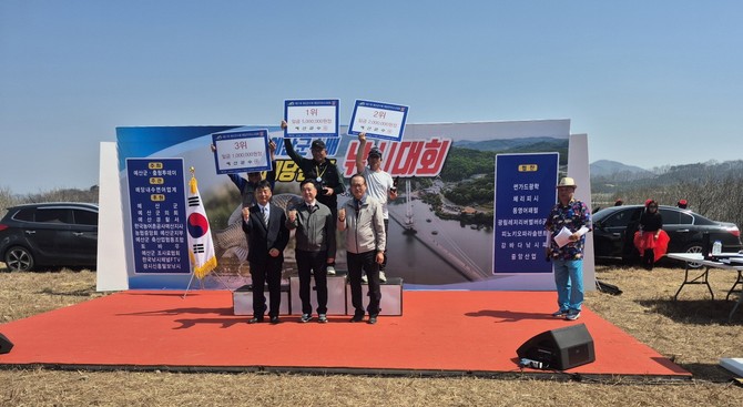 제21회 예산군수배 예당전국낚시대회에서 44.7㎝ 붕어 낚은 조영주 씨 우승 후 기념촬영을 하고 있다. ⓒ 예산군