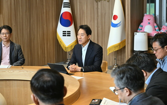 오세훈 서울시장이 5일 시민 생활 불안 감소와 생계 안정화 대책 점검을 위한 '중동상황 관련 비상경제대책회의'를 주재하고 있다. Ⓒ 서울시