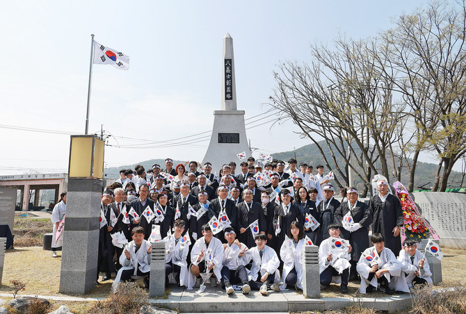 창원시가 마산합포구 진북면 팔의사 창의탑 일원에서 유족, 시민, 학생 450여 명이 참석한 가운데 '107주년 4‧3독립만세운동 삼진연합대의거' 기념행사를 개최하고 기념촬영을 하고 있다. ⓒ 창원시