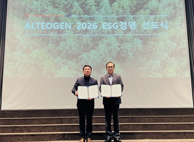 알테오젠이 2026년을 'ESG 경영 원년'으로 선언한 가운데, 경영선포식에서 이병규 경영지원본부장(좌)과 박순재 당시 대표이사(우)가 기념촬영을 하고 있다. © 알테오젠