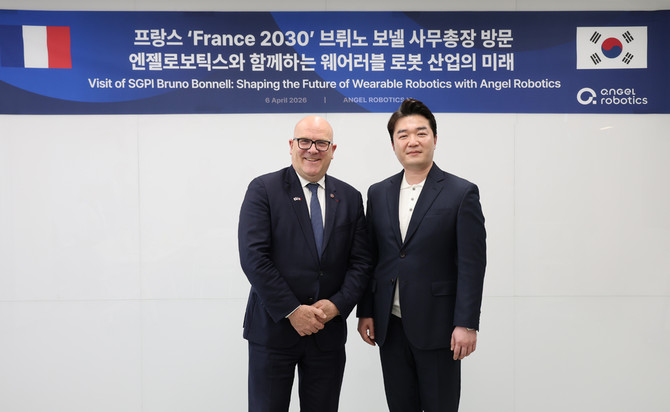브뤼노 보넬 프랑스 투자총괄국 사무총장(왼쪽)이 엔젤로보틱스를 방문했다. ⓒ 엔젤로보틱스