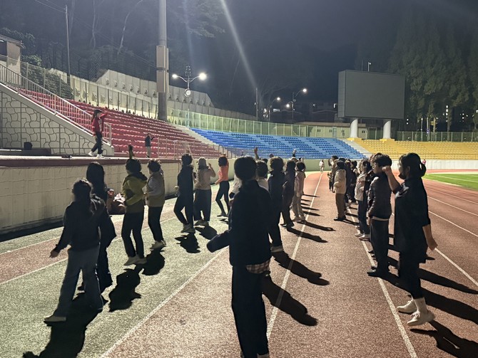 남해군체육회는 군민의 생활 속 건강 증진과 여가 활성화를 위해 2026년 4월7일부터 남해공설운동장에서 '건강체조교실'을 운영하고 있는 모습. ⓒ 남해군