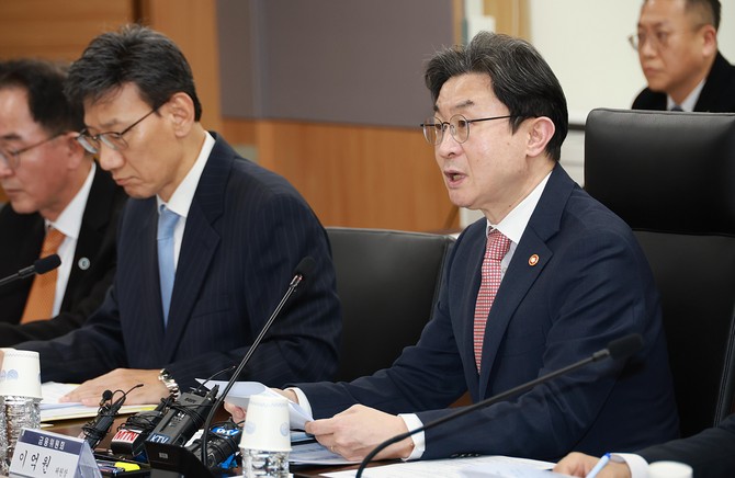 이억원 금융위원장이 7일 정부서울청사에서 석유화학, 정유업계 및 정책·민간금융기관과 개최한 '중동상황 피해업종 산업-금융권 간담회'에서 원유 수급의 영향을 직접적으로 받는 석유화학 및 정유업계의 상황을 점검하는 등 대응 방향을 모색했다. ⓒ 금융위원회