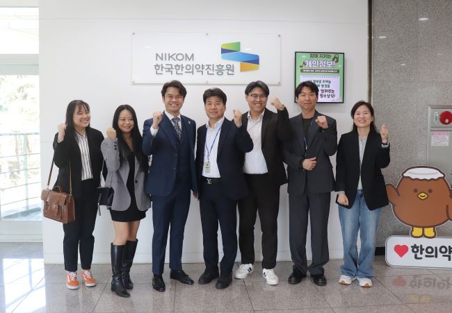 주한 싱가포르 상공회의소 대표단 방문 기념 사진. 사진 왼쪽부터 주한 싱가포르 상공회의소 에밀리아 자이날 공동위원회의장, 자스민 이 이사, 저스틴 용 회장, 한국한의약진흥원 이화동 산업진흥본부장, 박태순 산업성장지원센터장, 강병만 한약제제생산센터장, 김정옥 한약소재개발센터장. ⓒ 한국한의약진흥원
