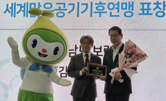 8일 서울 코엑스에서 열린 '2026년 제16회 공기의 날 기념식'에서 '굿 에어 시티(Good Air City)'로 선정 후 기념촬영을 하고 있다. ⓒ 보령시