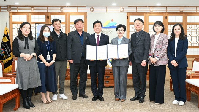 지난 7일 윤봉길의사기념관-충청남도예산교육지원청 업무협약을 체결 후 기념촬영을 하고 있다. ⓒ 예산군