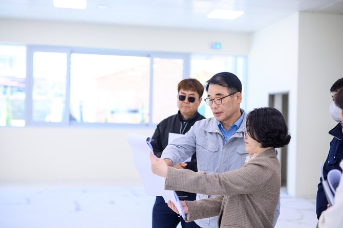 장충남 군수가 다가치키움센터 건립공사가 준공됨에 따라 8일 현장을 방문해 시설 전반에 대한 점검을 하고 있다. ⓒ 남해군