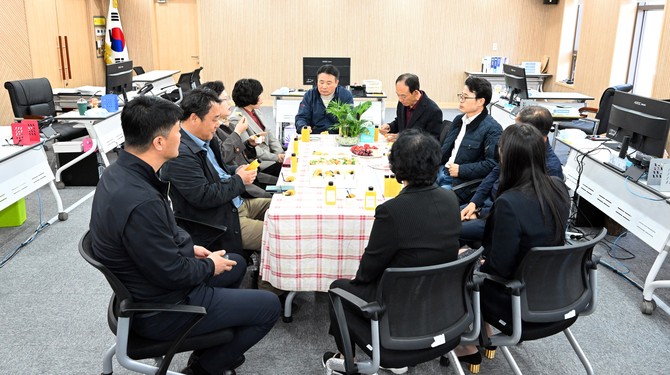 지난 8일 보령시청 내 결산검사장을 방문해 2025회계연도 결산검사위원들을 격려하고 있다. ⓒ 의회사무국