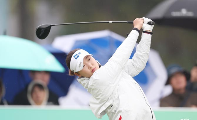 김민솔이 'iM 금융오픈' 1라운드 1번홀에서 티샷을 하고 있다. ⓒ KLPGA